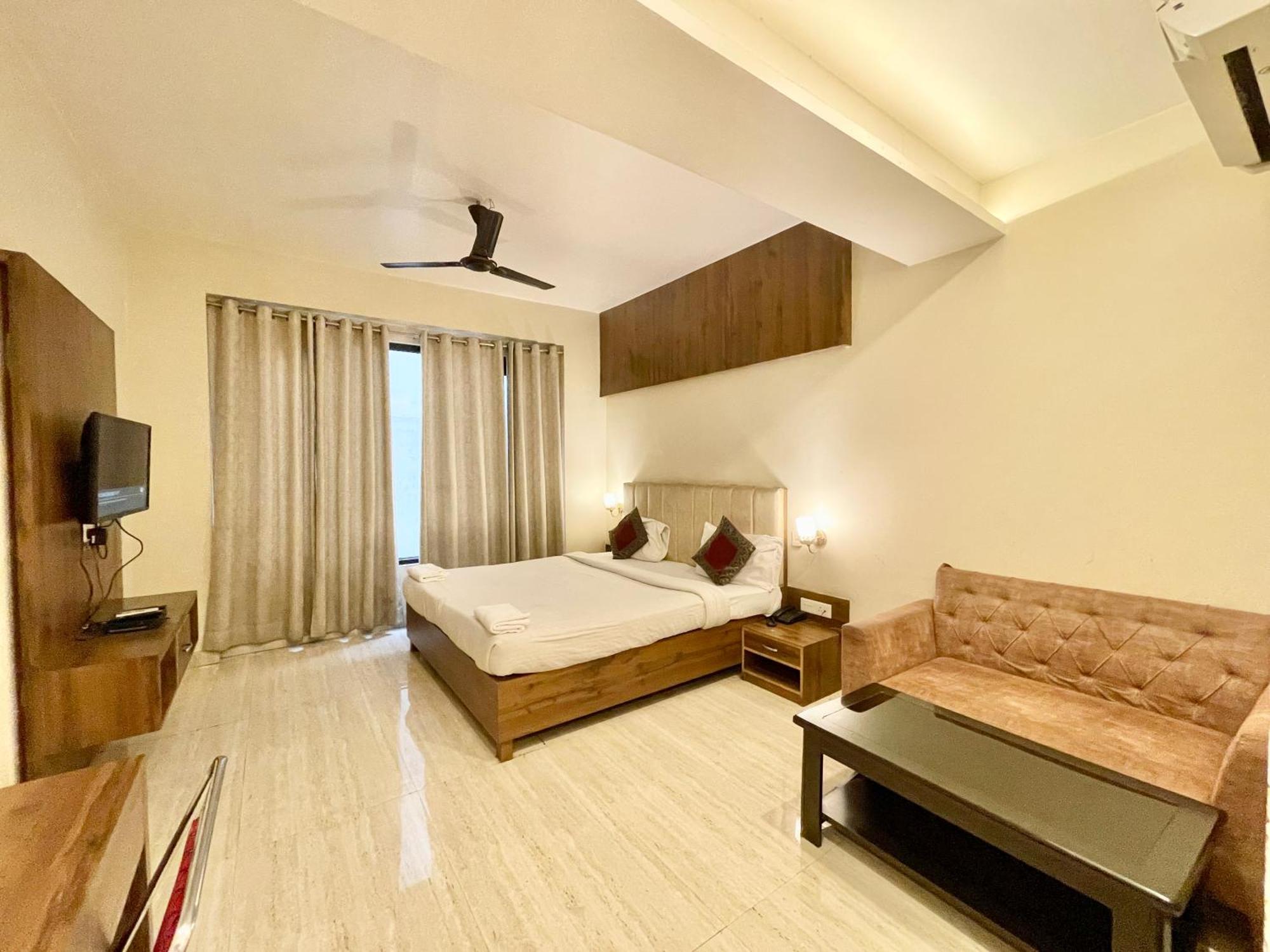 Hotel Rudraksh ! Varanasi !Fully-Air-Conditioned Hotel At Prime Location With Parking Availability, Near Kashi Vishwanath Temple, And Ganga Ghat 2 Ngoại thất bức ảnh