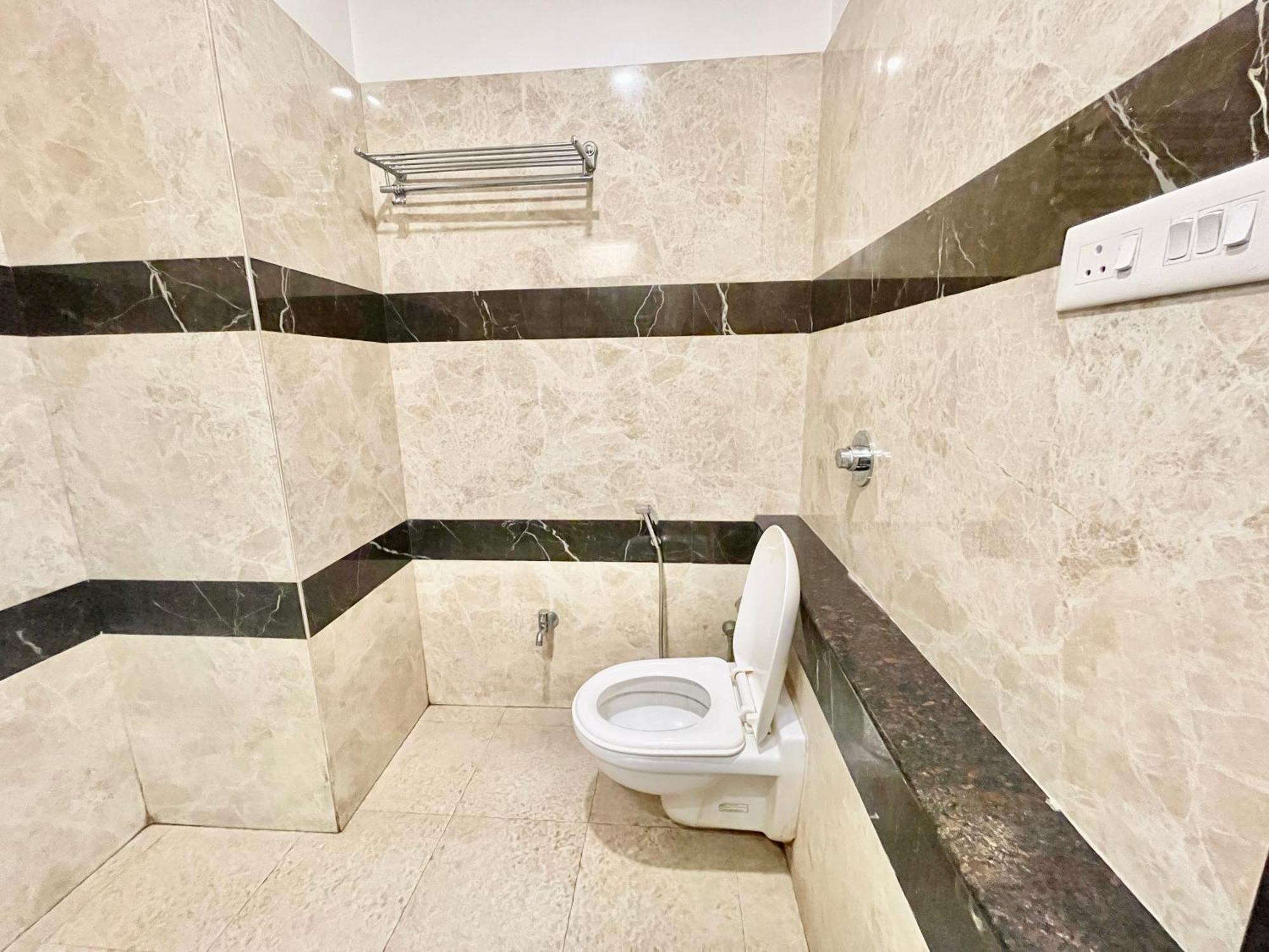 Hotel Rudraksh ! Varanasi !Fully-Air-Conditioned Hotel At Prime Location With Parking Availability, Near Kashi Vishwanath Temple, And Ganga Ghat 2 Ngoại thất bức ảnh