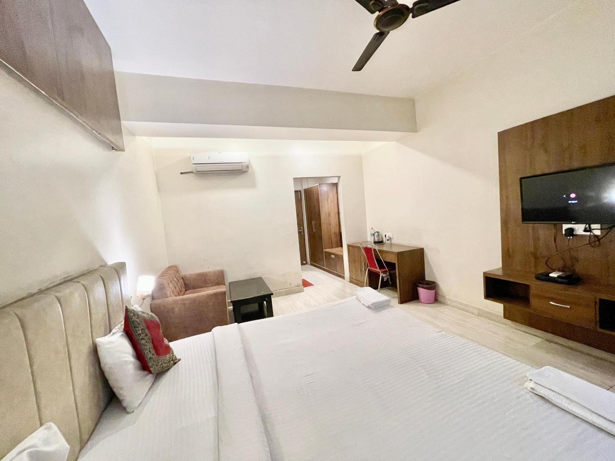 Hotel Rudraksh ! Varanasi !Fully-Air-Conditioned Hotel At Prime Location With Parking Availability, Near Kashi Vishwanath Temple, And Ganga Ghat 2 Ngoại thất bức ảnh