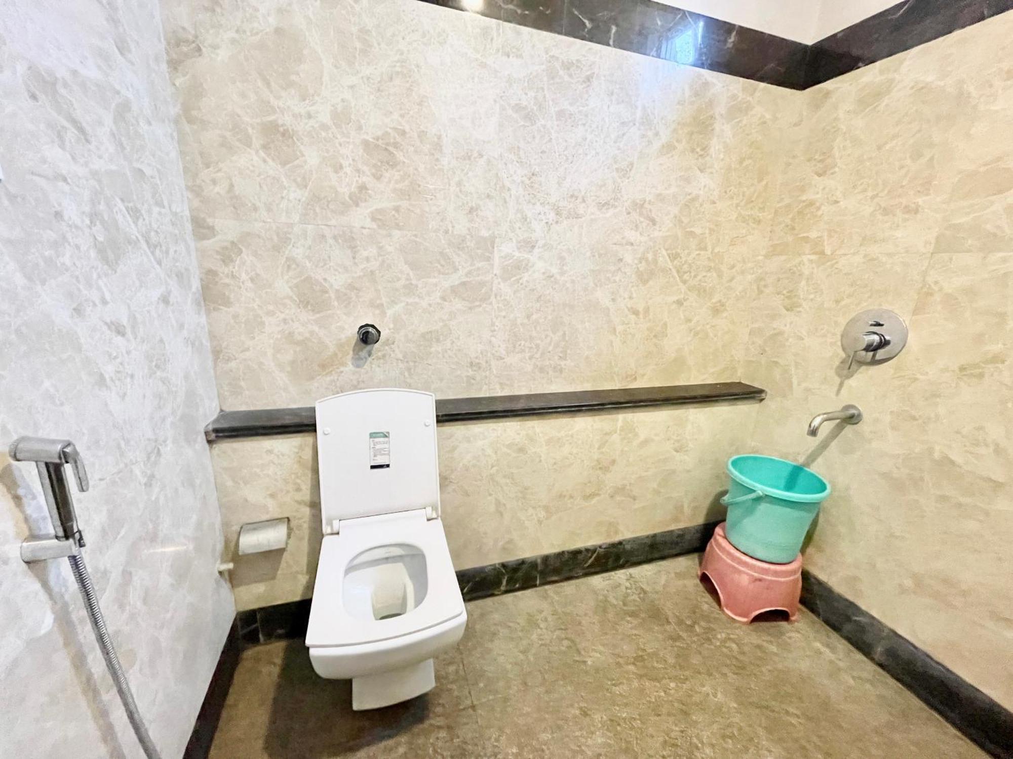 Hotel Rudraksh ! Varanasi !Fully-Air-Conditioned Hotel At Prime Location With Parking Availability, Near Kashi Vishwanath Temple, And Ganga Ghat 2 Ngoại thất bức ảnh