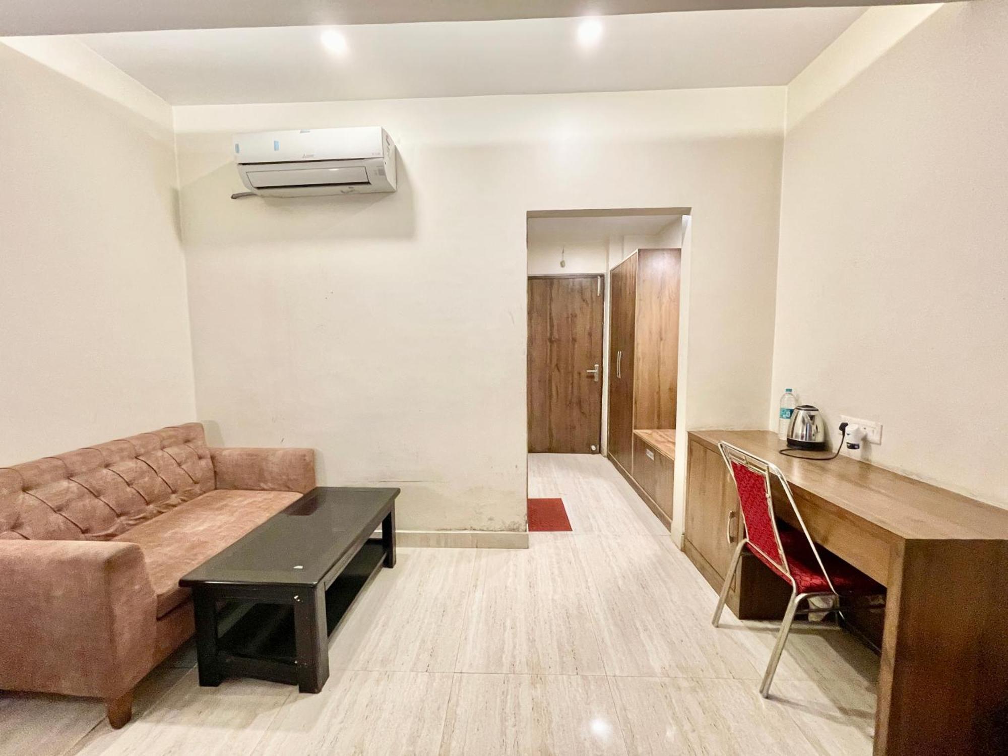 Hotel Rudraksh ! Varanasi !Fully-Air-Conditioned Hotel At Prime Location With Parking Availability, Near Kashi Vishwanath Temple, And Ganga Ghat 2 Ngoại thất bức ảnh