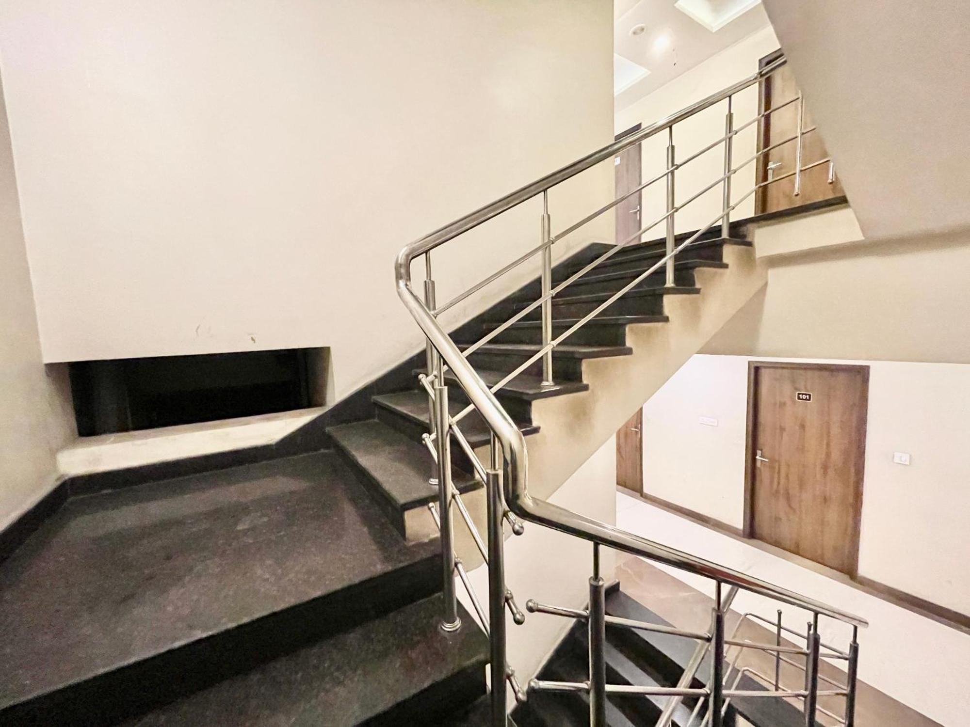 Hotel Rudraksh ! Varanasi !Fully-Air-Conditioned Hotel At Prime Location With Parking Availability, Near Kashi Vishwanath Temple, And Ganga Ghat 2 Ngoại thất bức ảnh