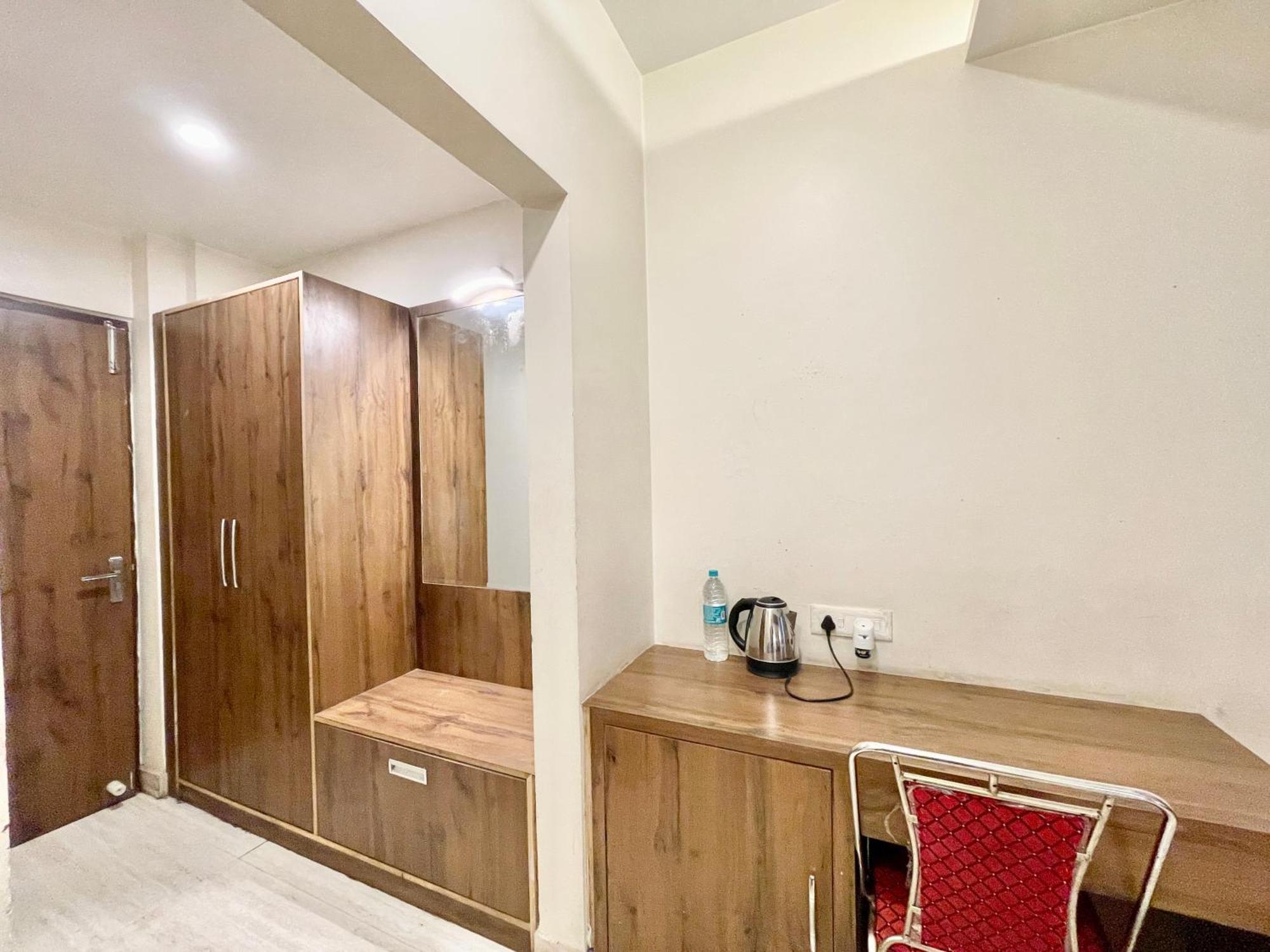 Hotel Rudraksh ! Varanasi !Fully-Air-Conditioned Hotel At Prime Location With Parking Availability, Near Kashi Vishwanath Temple, And Ganga Ghat 2 Ngoại thất bức ảnh