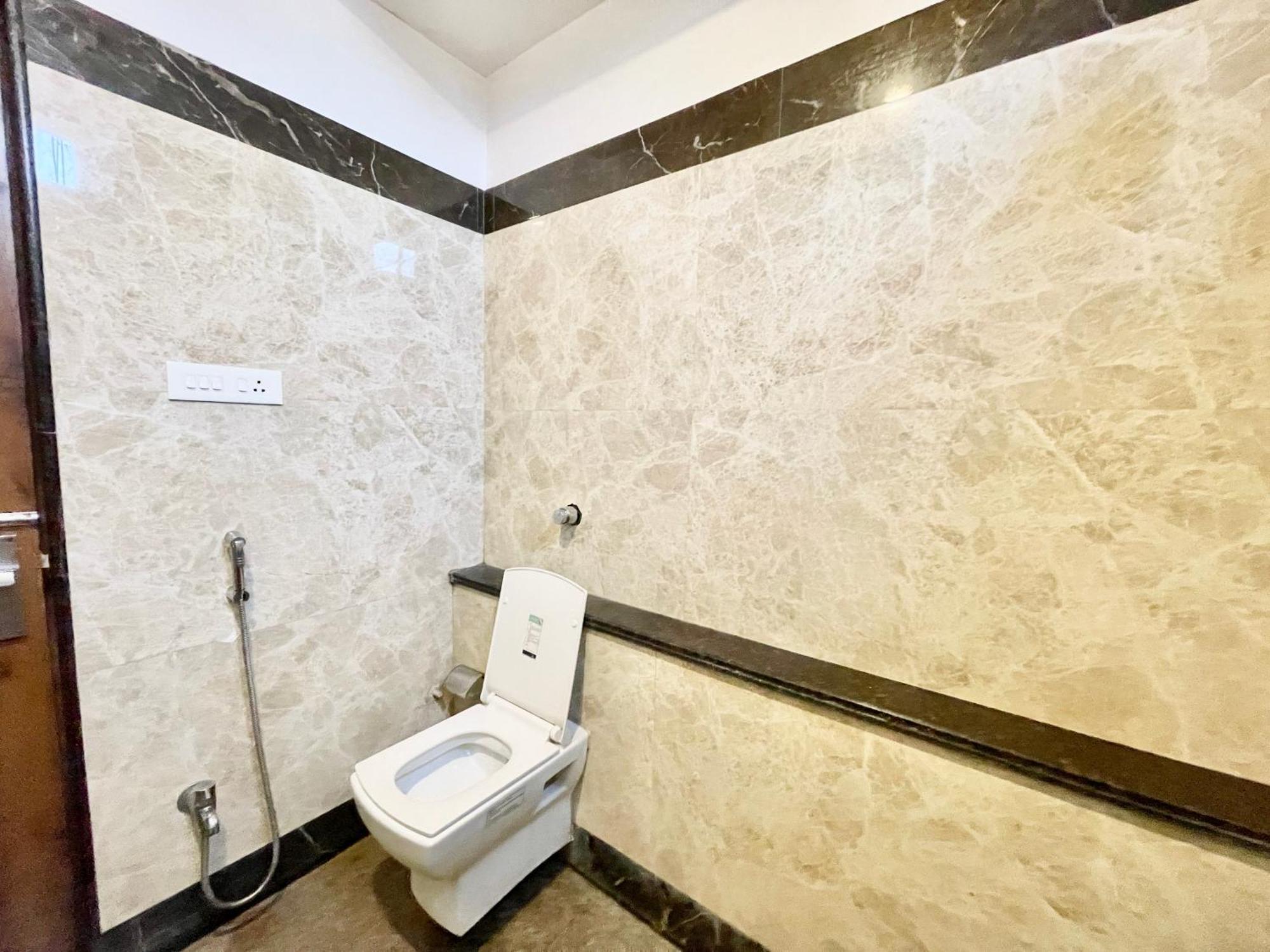 Hotel Rudraksh ! Varanasi !Fully-Air-Conditioned Hotel At Prime Location With Parking Availability, Near Kashi Vishwanath Temple, And Ganga Ghat 2 Ngoại thất bức ảnh