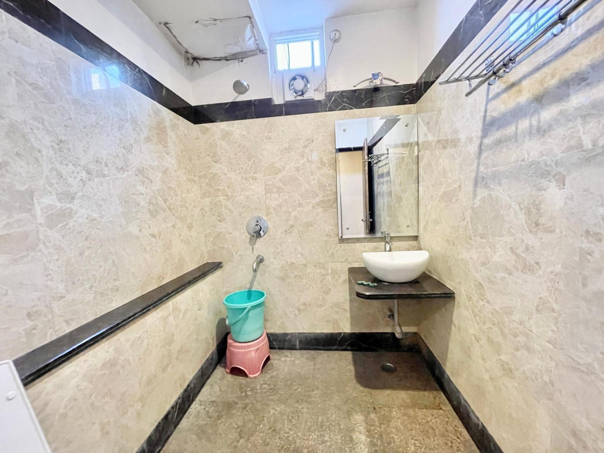 Hotel Rudraksh ! Varanasi !Fully-Air-Conditioned Hotel At Prime Location With Parking Availability, Near Kashi Vishwanath Temple, And Ganga Ghat 2 Ngoại thất bức ảnh