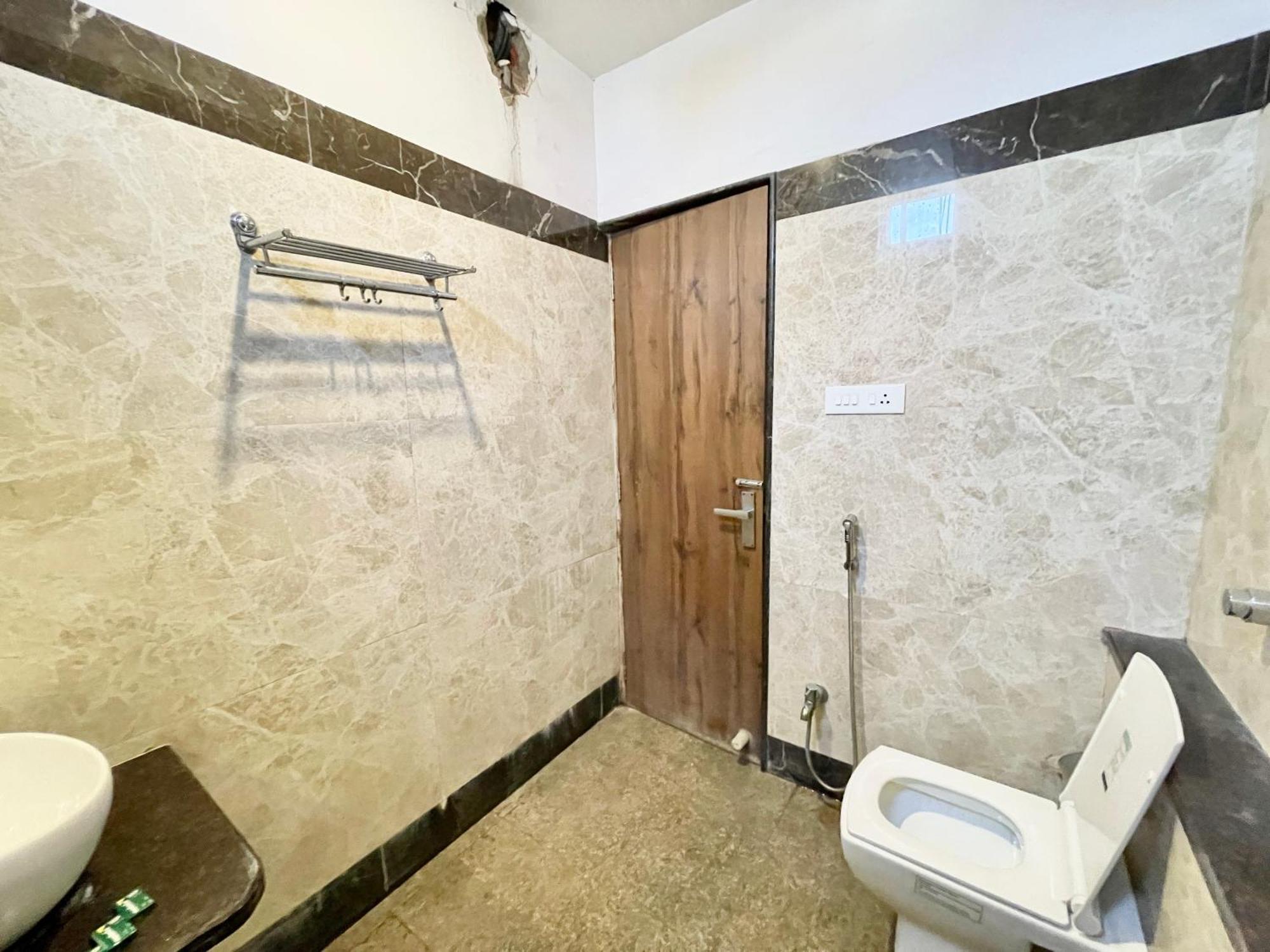 Hotel Rudraksh ! Varanasi !Fully-Air-Conditioned Hotel At Prime Location With Parking Availability, Near Kashi Vishwanath Temple, And Ganga Ghat 2 Ngoại thất bức ảnh