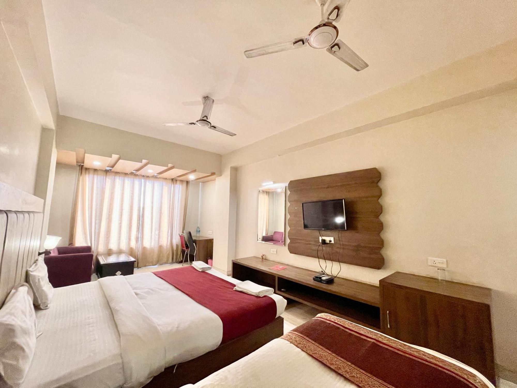 Hotel Rudraksh ! Varanasi !Fully-Air-Conditioned Hotel At Prime Location With Parking Availability, Near Kashi Vishwanath Temple, And Ganga Ghat 2 Ngoại thất bức ảnh