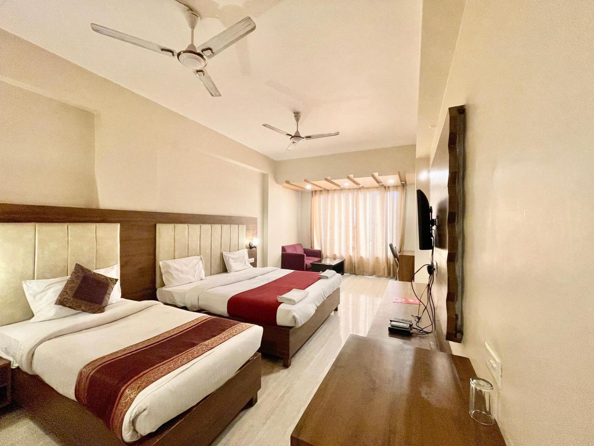 Hotel Rudraksh ! Varanasi !Fully-Air-Conditioned Hotel At Prime Location With Parking Availability, Near Kashi Vishwanath Temple, And Ganga Ghat 2 Ngoại thất bức ảnh